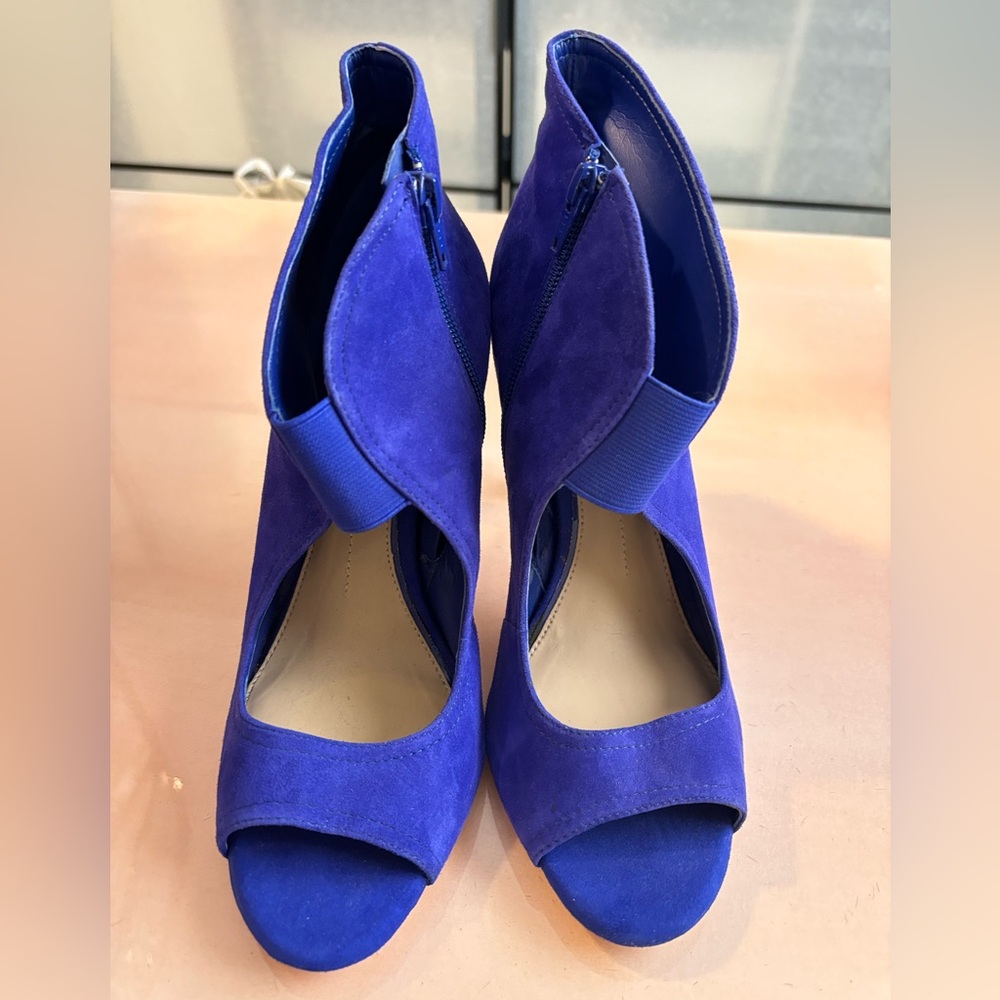 Gorgeous Gianni Bini suede heels NEW